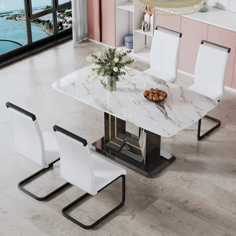 Tavolo da pranzo. Piano in finto marmo bianco. Gambe in MDF nero con linee dorate e base nera