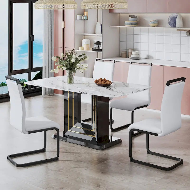Tavolo da pranzo. Piano in finto marmo bianco. Gambe in MDF nero con linee dorate e base nera