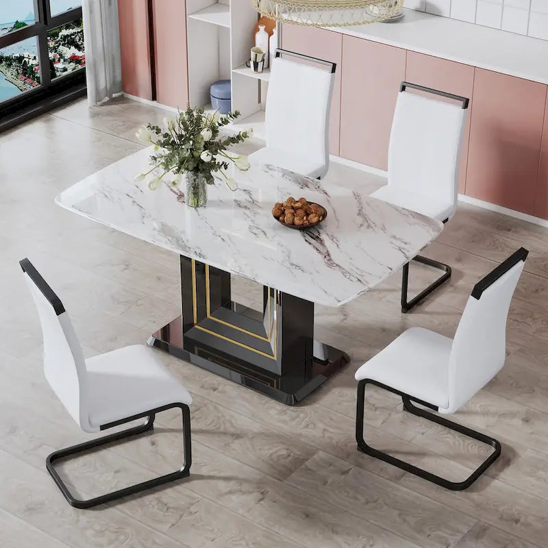 Tavolo da pranzo. Piano in finto marmo bianco. Gambe in MDF nero con linee dorate e base nera