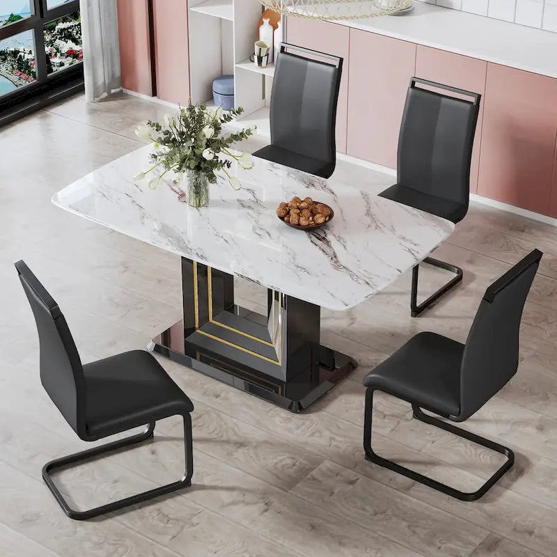 Tavolo da pranzo. Piano in finto marmo bianco. Gambe in MDF nero con linee dorate e base nera